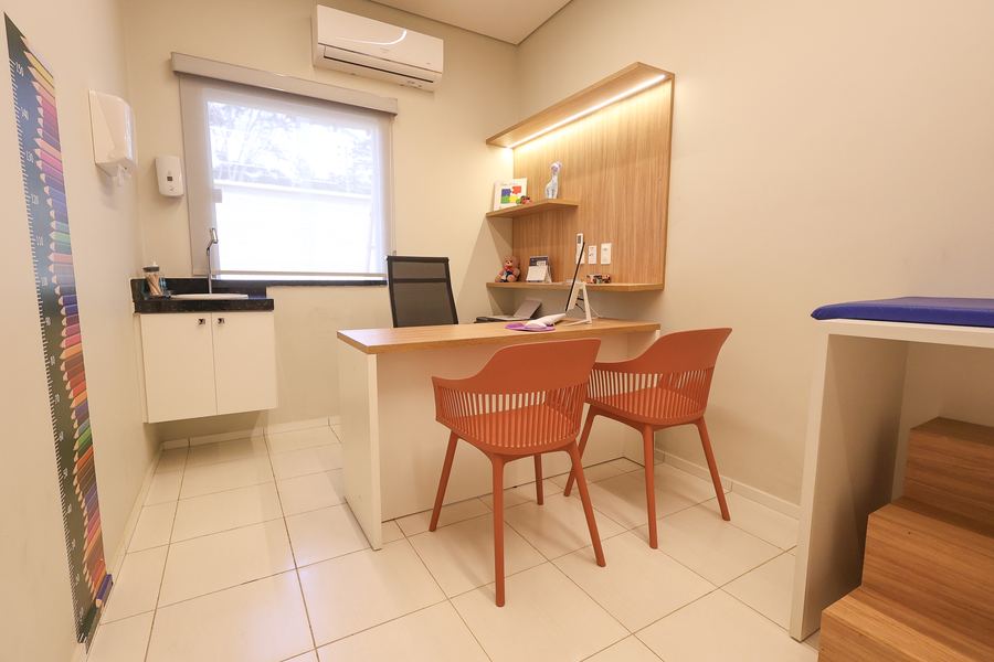 Consultório 01 com bancada de trabalho, pia e janela iluminada