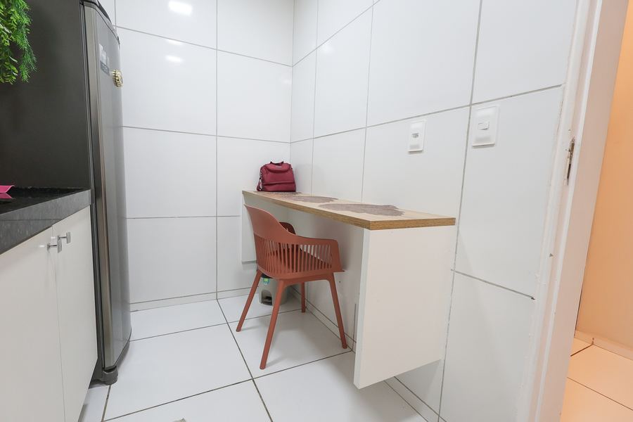 Copa com geladeira, bancada e mesa de apoio para os profissionais