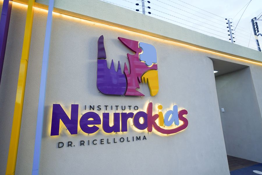 Logotipo do Instituto NeuroKids em relevo na fachada
