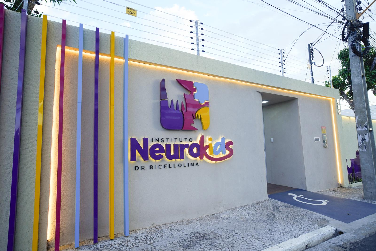Fachada do Instituto NeuroKids em Teresina, com painel colorido e logotipo em relevo