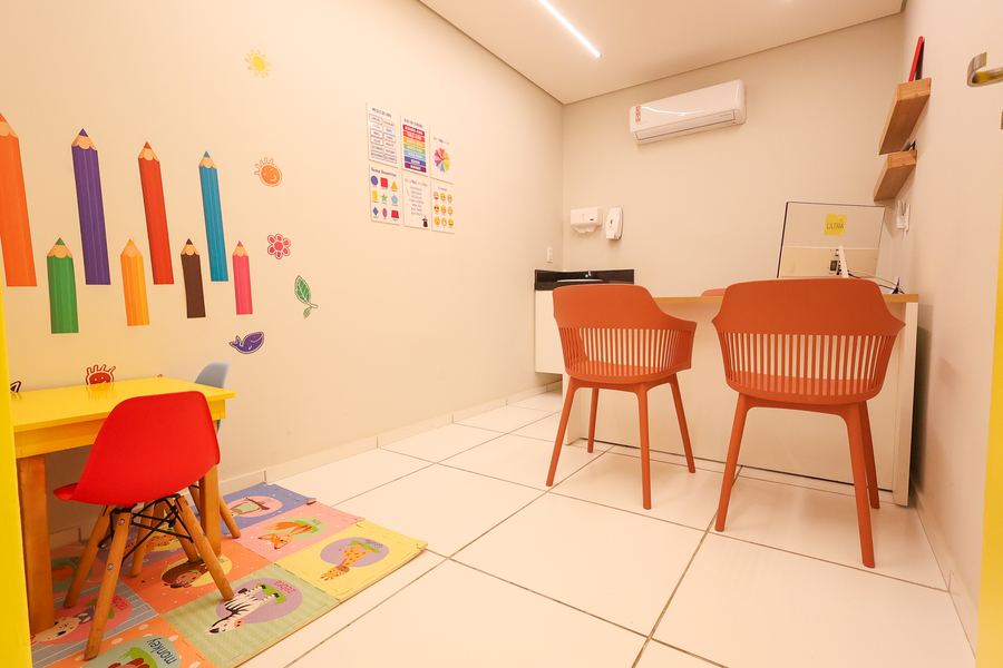 Sala de Psicopedagogia com bancada de avaliação, cadeiras e painéis pedagógicos